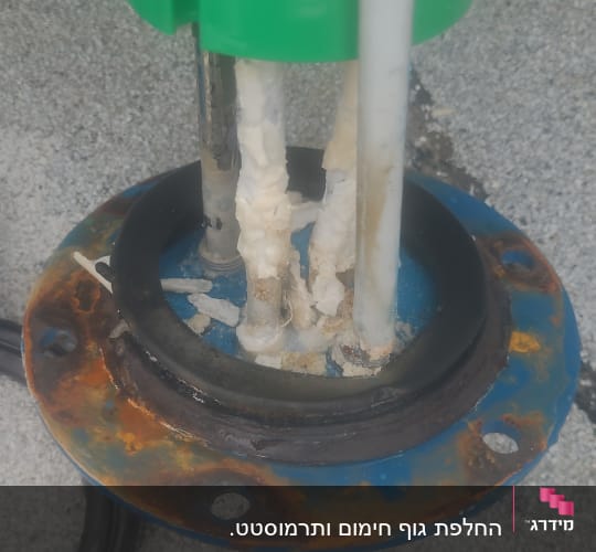 חלקי דוד שמש עם חלודה ואבנית